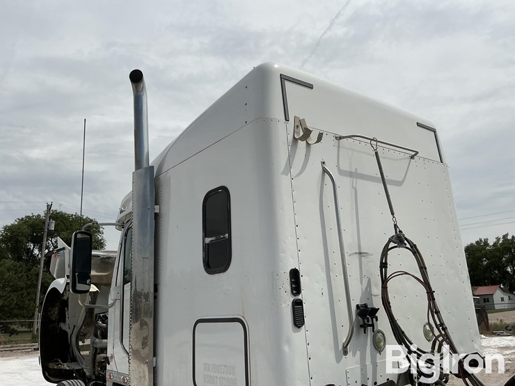 2015-freightliner-coronado-132-image-15