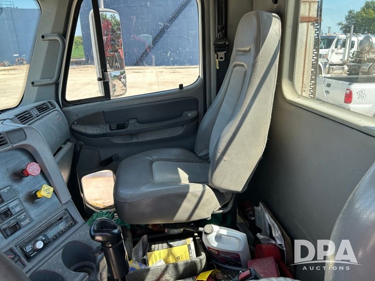 2004-freightliner-columbia-day-cab-truck-(cp0611,-unit-4014)-image-45