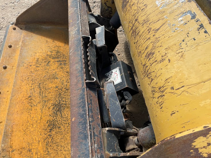2014-caterpillar-242-image-9