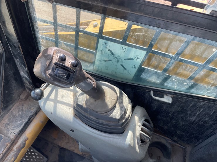 2014-caterpillar-242-image-24
