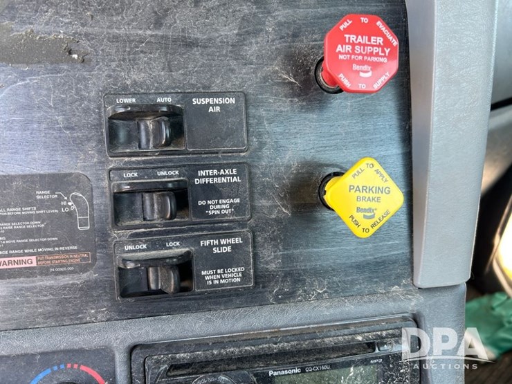 2004-freightliner-columbia-day-cab-truck-(cp0611,-unit-4014)-image-50