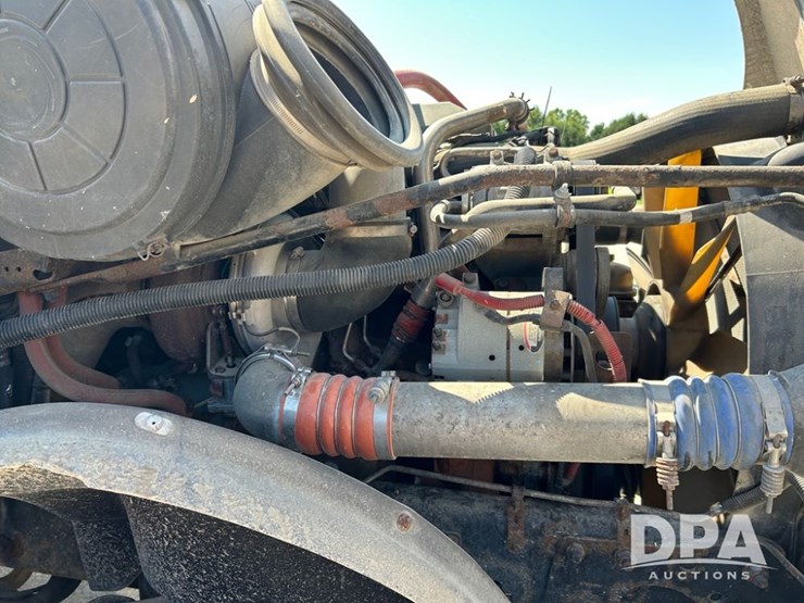 2004-freightliner-columbia-day-cab-truck-(cp0611,-unit-4014)-image-33