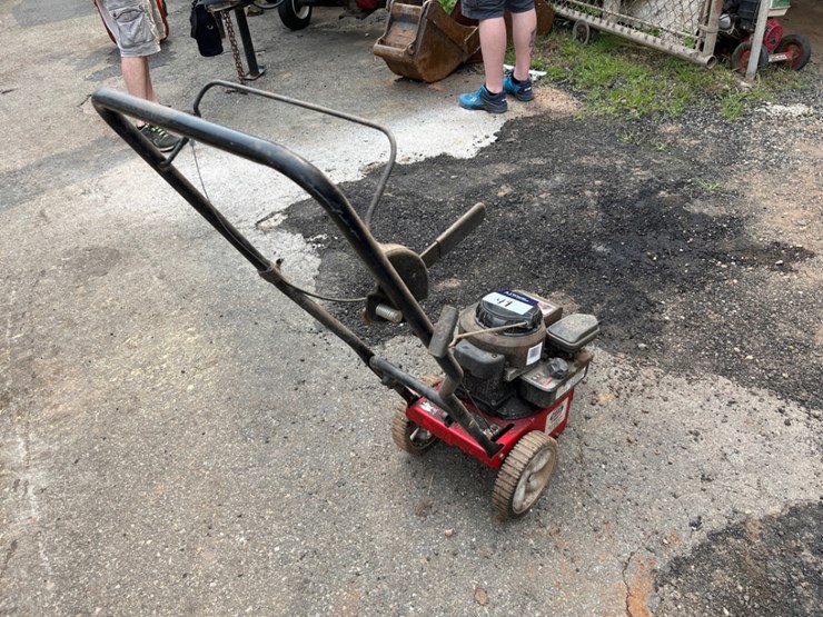yard-machines-9"-dual-blade-gas-edger-image-4