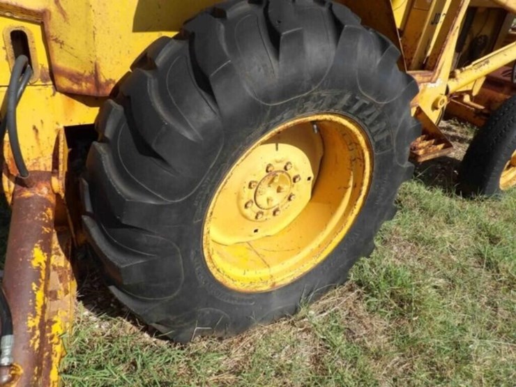 john-deere-300-image-11