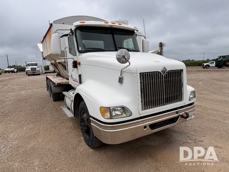 2004-ihc-9400i-dry-tender-truck-(gp11023,-unit-193)-image-4