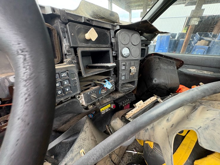 #48-•-#25351-•-inop-2005-gmc-c7500-t/a-daycab-truck-tractor-vin:-1gdm7c1395f500732-image-49