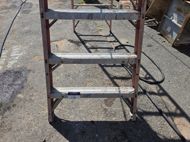 louisville-12'-fiberglass-step-ladder-image-2