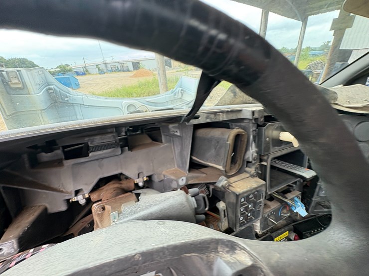 #48-•-#25351-•-inop-2005-gmc-c7500-t/a-daycab-truck-tractor-vin:-1gdm7c1395f500732-image-46