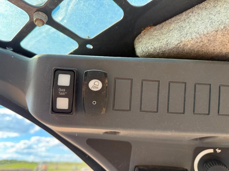 2022-deere-320g-image-28