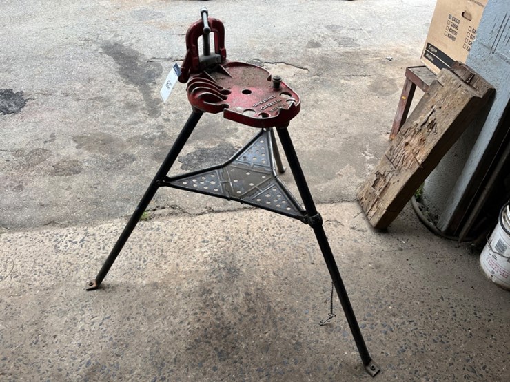 ridgid-40a-tristand-w/-yoke-vise-image-1