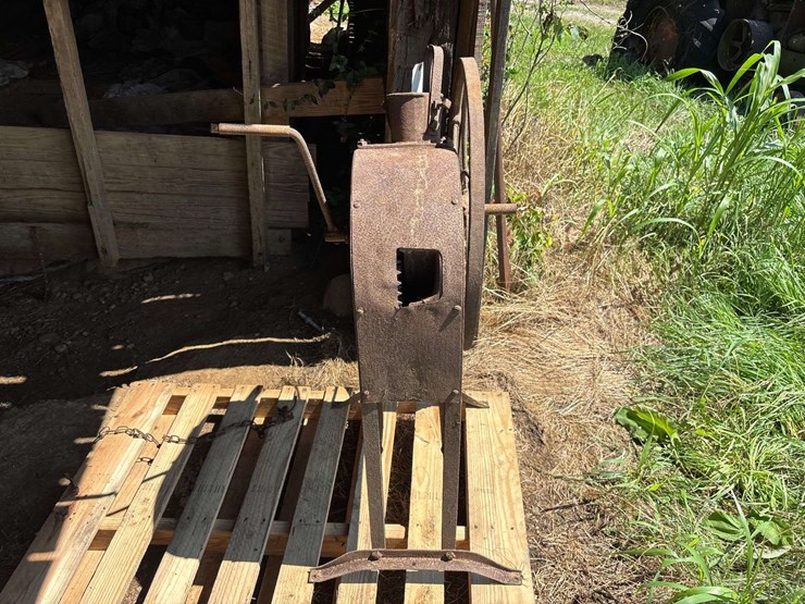 international-harvester-hand-corn-sheller-image-3
