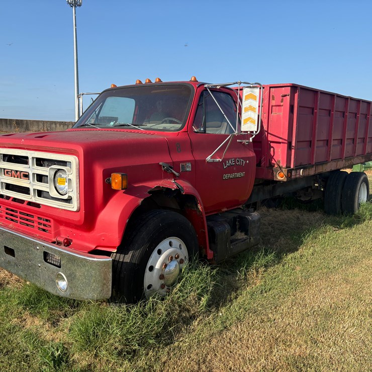 #89 • #25029 • INOP 1987 GMC C7 T/A Flat Bed Truck VIN: 1GDJ7D1B9HV514155