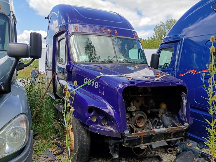 #21568-•-2016-freightliner-cascadia-image-1