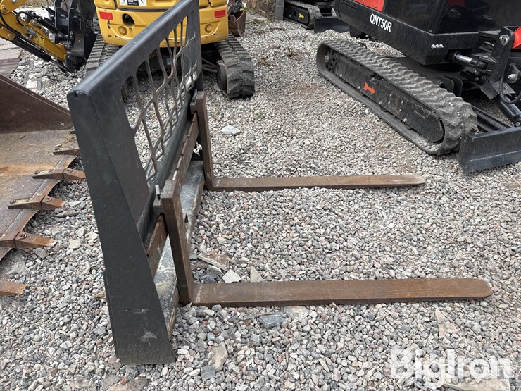 4'-compact-track-loader-pallet-forks-image-4