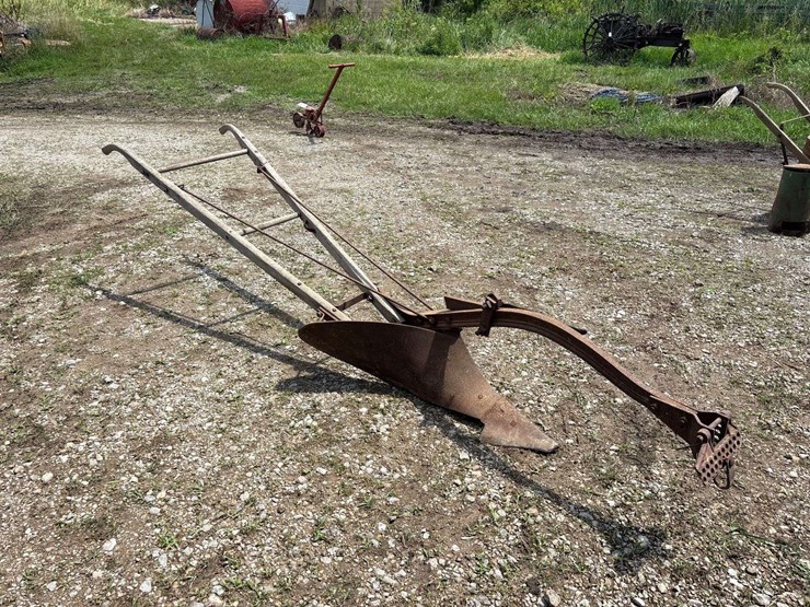 mccormick-deering-no.-415-7”-walking-plow-image-3