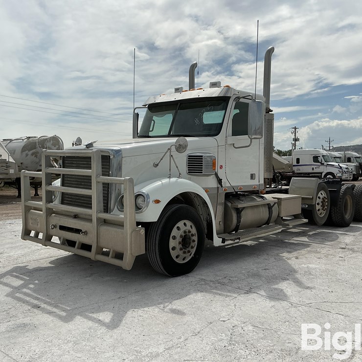 2017 FREIGHTLINER CORONADO 132