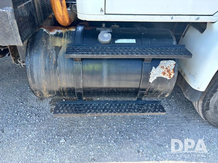 1999-ihc-8100-flatbed-truck-(gp11125,-unit-17355)-image-40