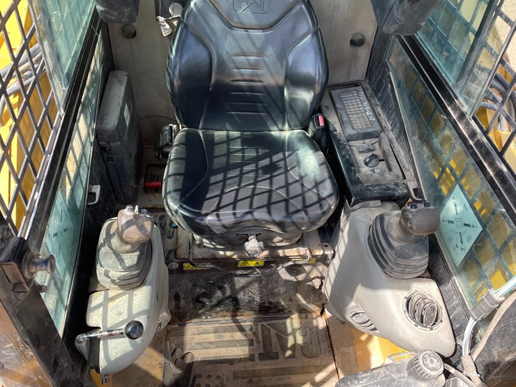 2014-caterpillar-242-image-19