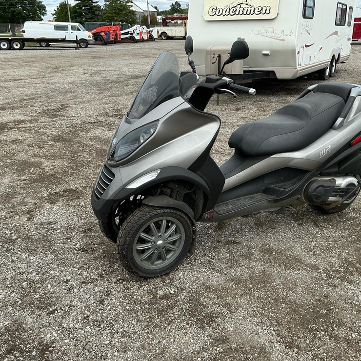 #2351 • 2009 Vespa LX 150 Scooter*