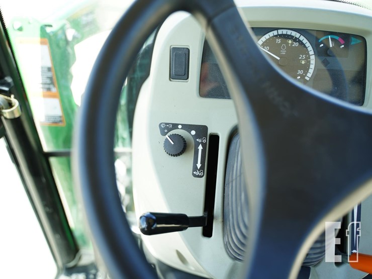 2014-john-deere-3033r-image-34