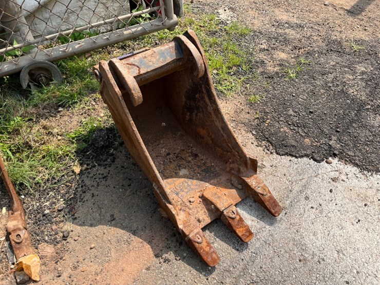 13"-3-tooth-excavator-bucket-image-2