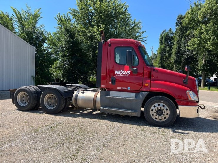 2013-freightliner-cascadia-day-cab-truck-(jn2570,-unit-4038)-image-7
