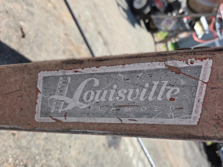 louisville-12'-fiberglass-step-ladder-image-3