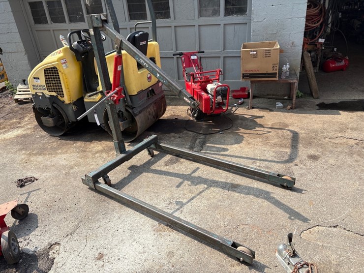 1,500lb-capacity-portable-engine-hoist-image-1