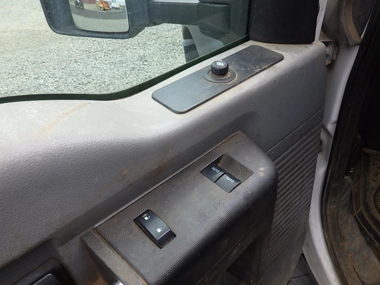 2013-ford-f550-image-21