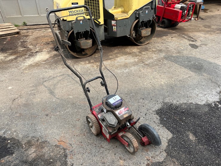 yard-machines-9"-dual-blade-gas-edger-image-1
