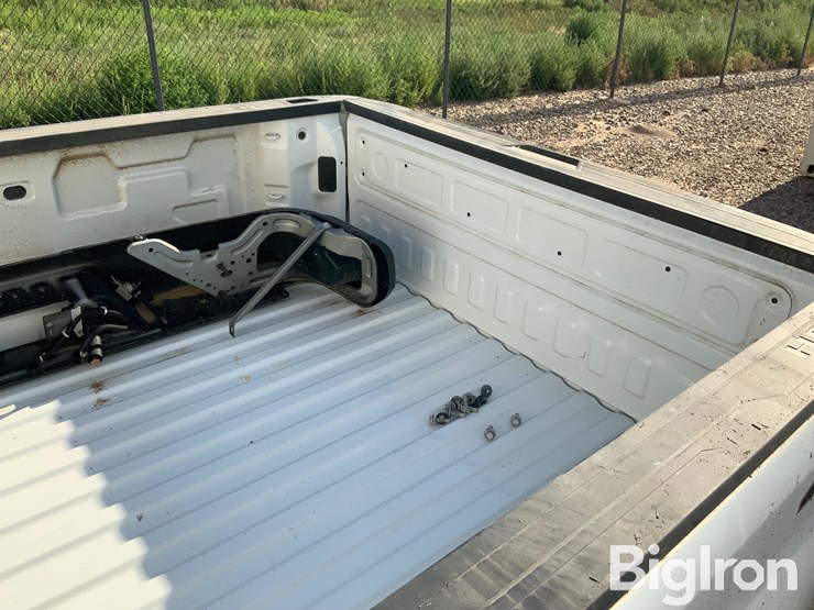 2020-chevrolet-8'-pickup-box-image-15