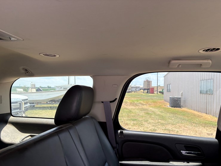 2013-chevrolet-tahoe-image-21