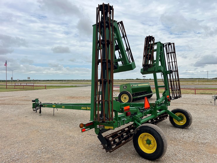 2016-john-deere-200-image-13