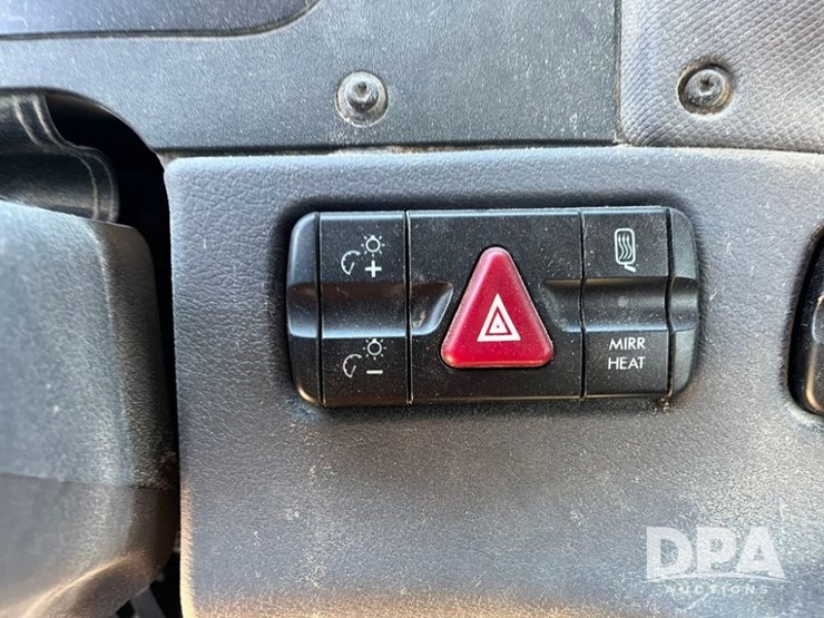 2013-freightliner-cascadia-day-cab-truck-(jn2570,-unit-4038)-image-71