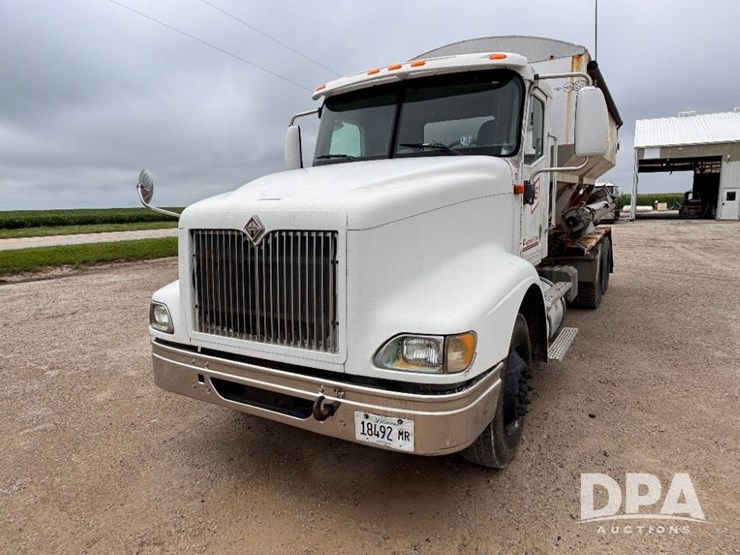 2004-ihc-9400i-dry-tender-truck-(gp11023,-unit-193)-image-2