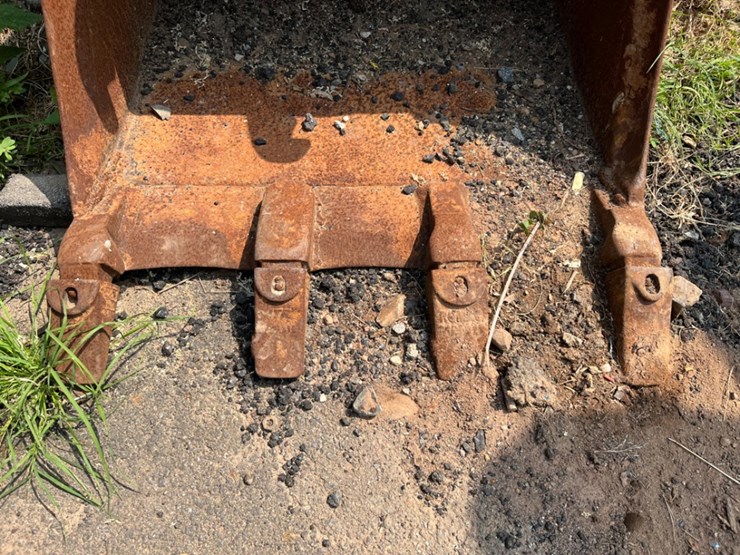 24"-4-tooth-excavator-bucket-image-4