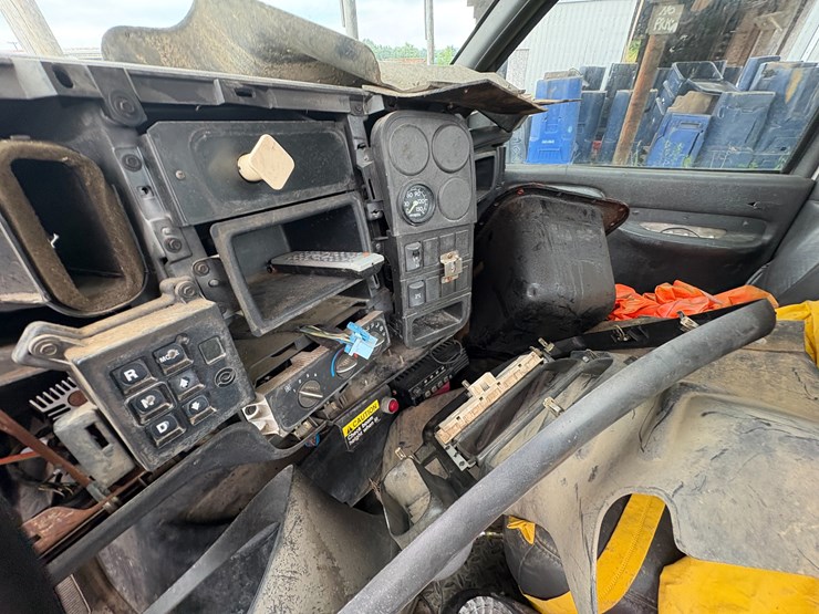 #48-•-#25351-•-inop-2005-gmc-c7500-t/a-daycab-truck-tractor-vin:-1gdm7c1395f500732-image-45