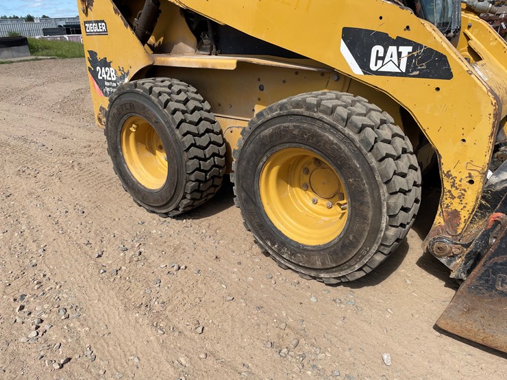 2014-caterpillar-242-image-6