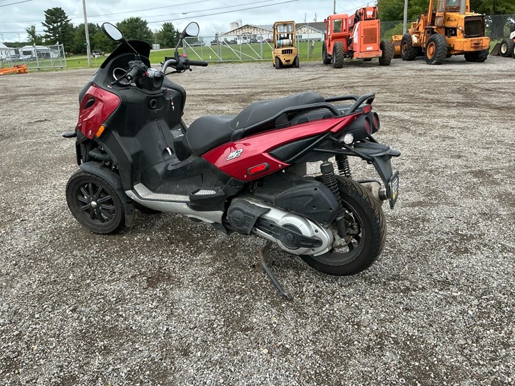 #2350-•-2009-piaggio-mp3-three-wheeled-scooter*-image-3