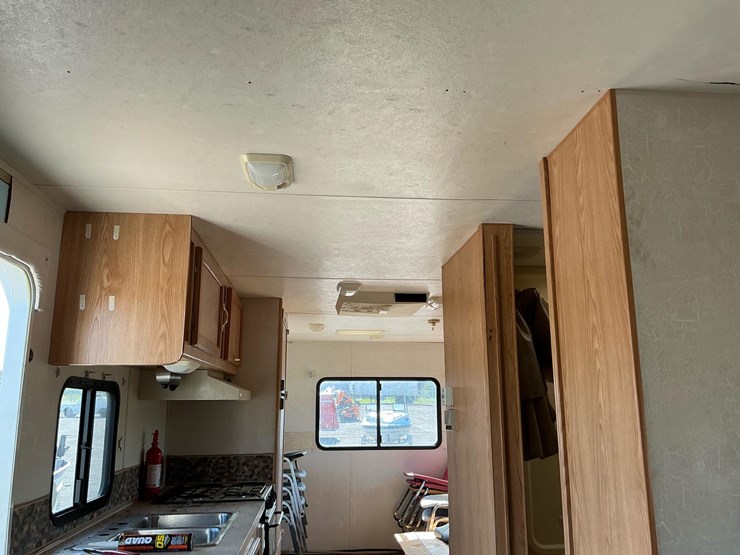 #2252-•-coachmen-futura-2000-travel-trailer*-image-51