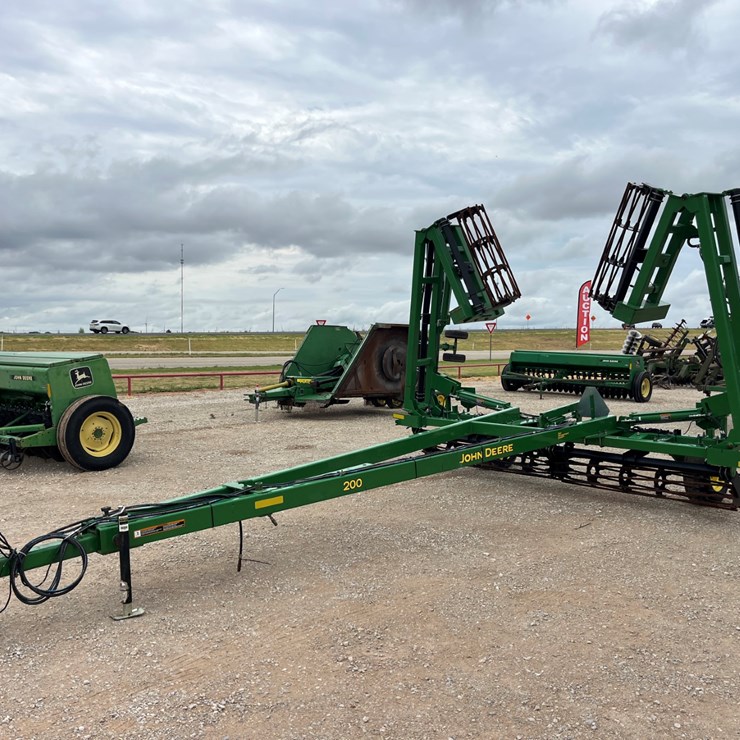 2016 JOHN DEERE 200