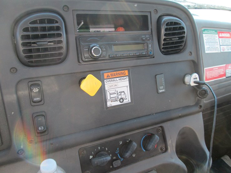 2016-freightliner-108sd-image-50