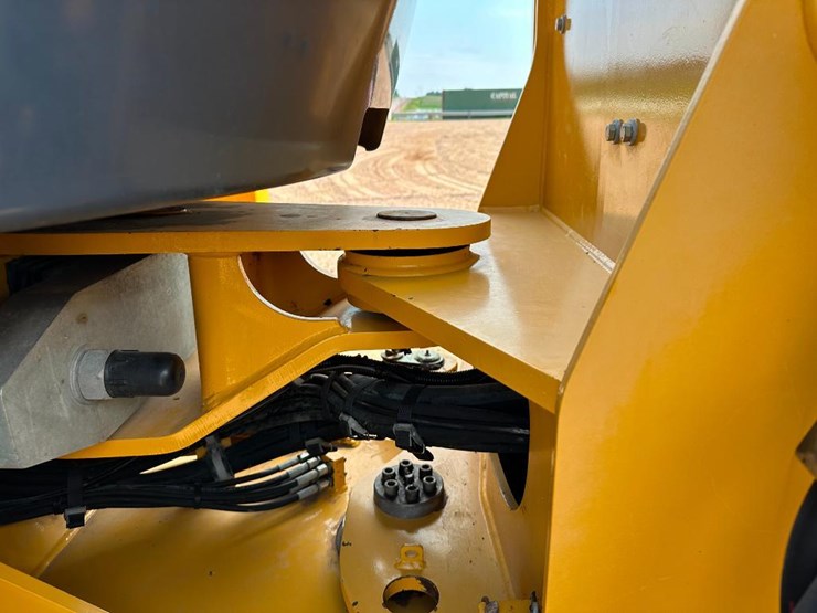 2014-deere-344k-image-35