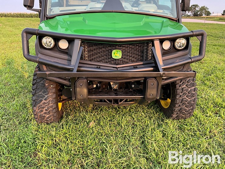 2021-john-deere-gator-image-12