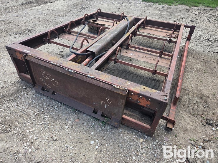 farmhand-hydraulic-square-bale-fork-image-1