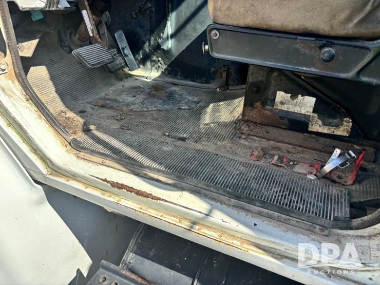1999-ihc-8100-flatbed-truck-(gp11125,-unit-17355)-image-61