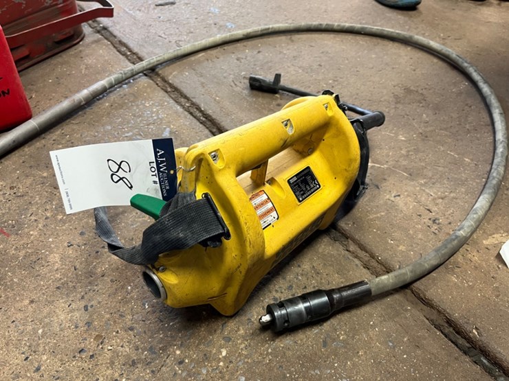 wacker-neuson-electric-handheld-concrete-vibrator-image-3