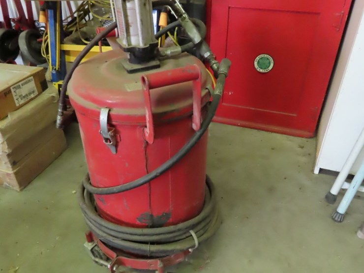 power-luber-rolling-pneumatic-greaser-and-gun-image-1