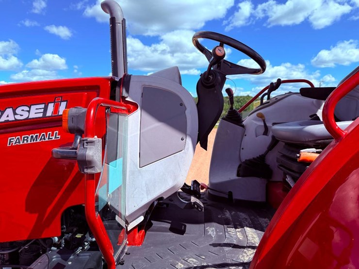 2016-case-ih-farmall-130a-image-44
