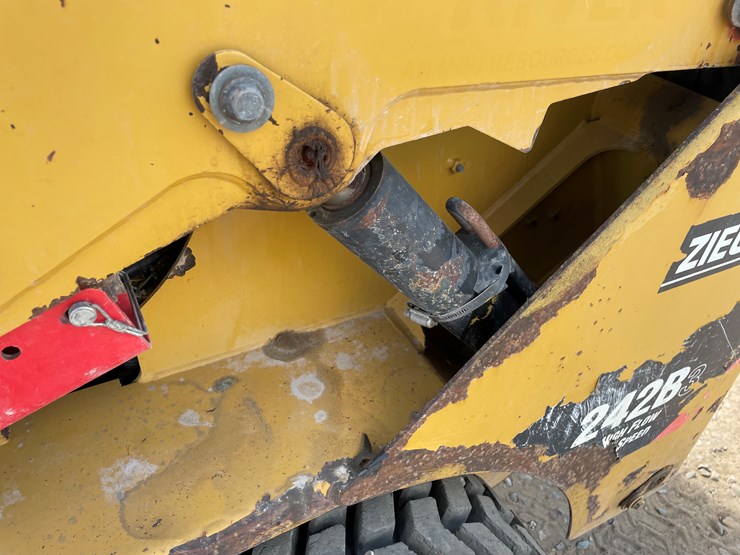 2014-caterpillar-242-image-10